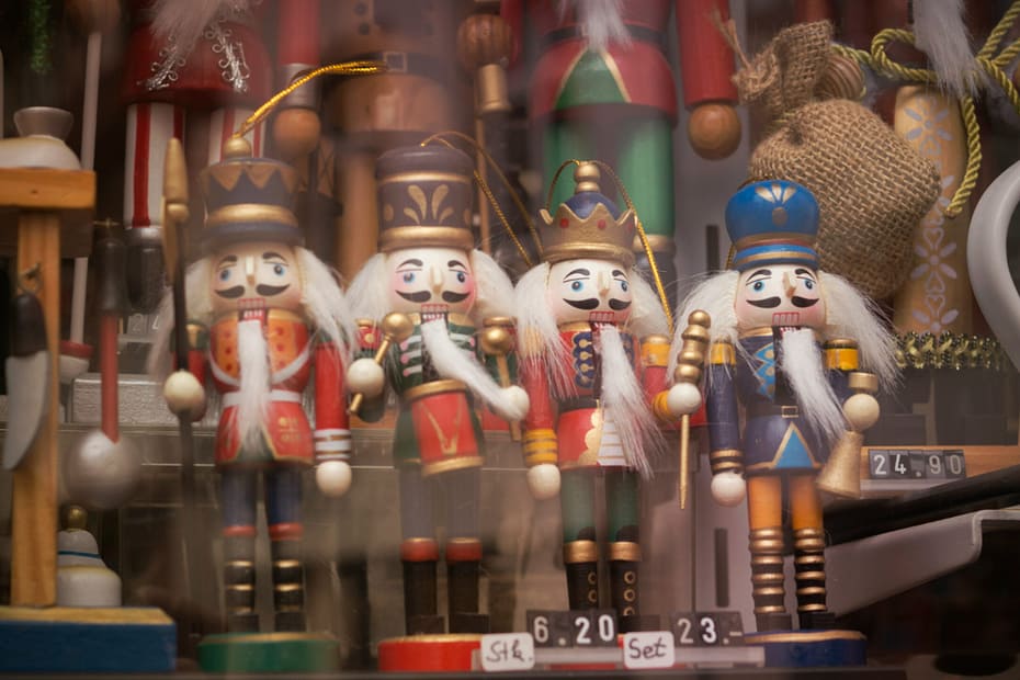 Four colourful nutcrackers stand in a shop window.